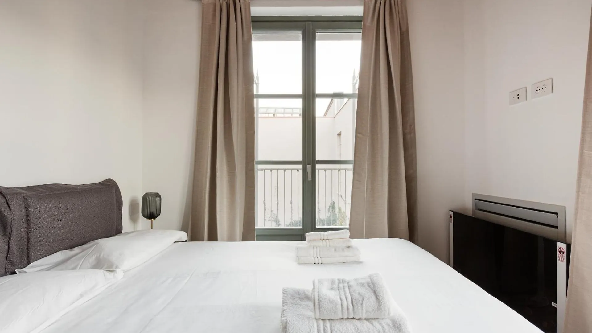 Modern Apartment In Milan With Balcony