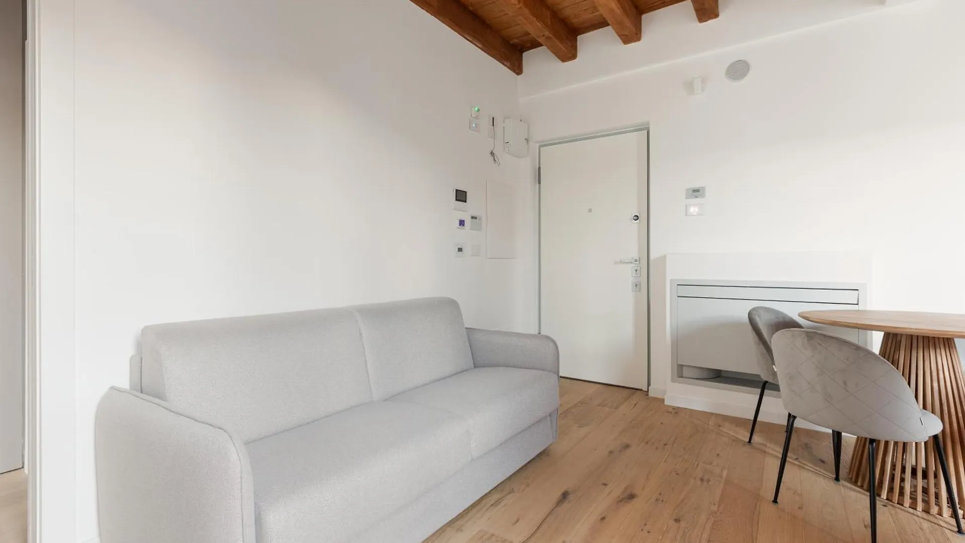 Modern Apartment In Milan With Balcony