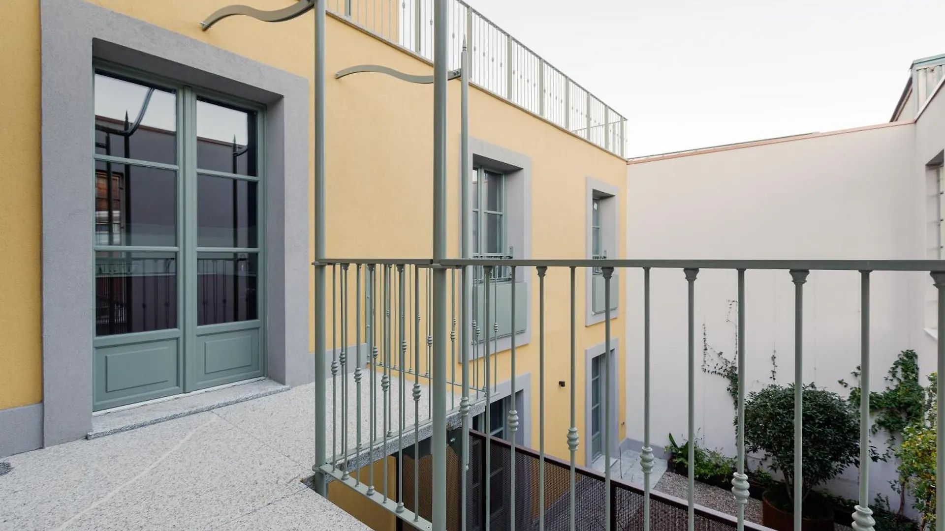 Modern Apartment In Milan With Balcony
