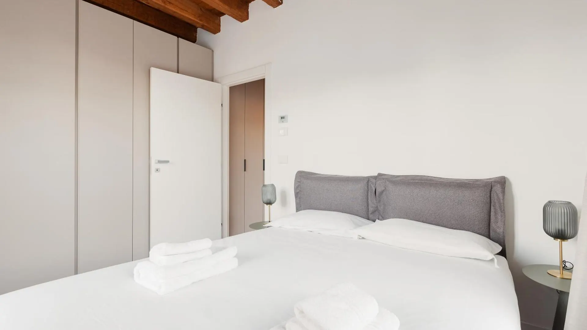 Modern Apartment In Milan With Balcony
