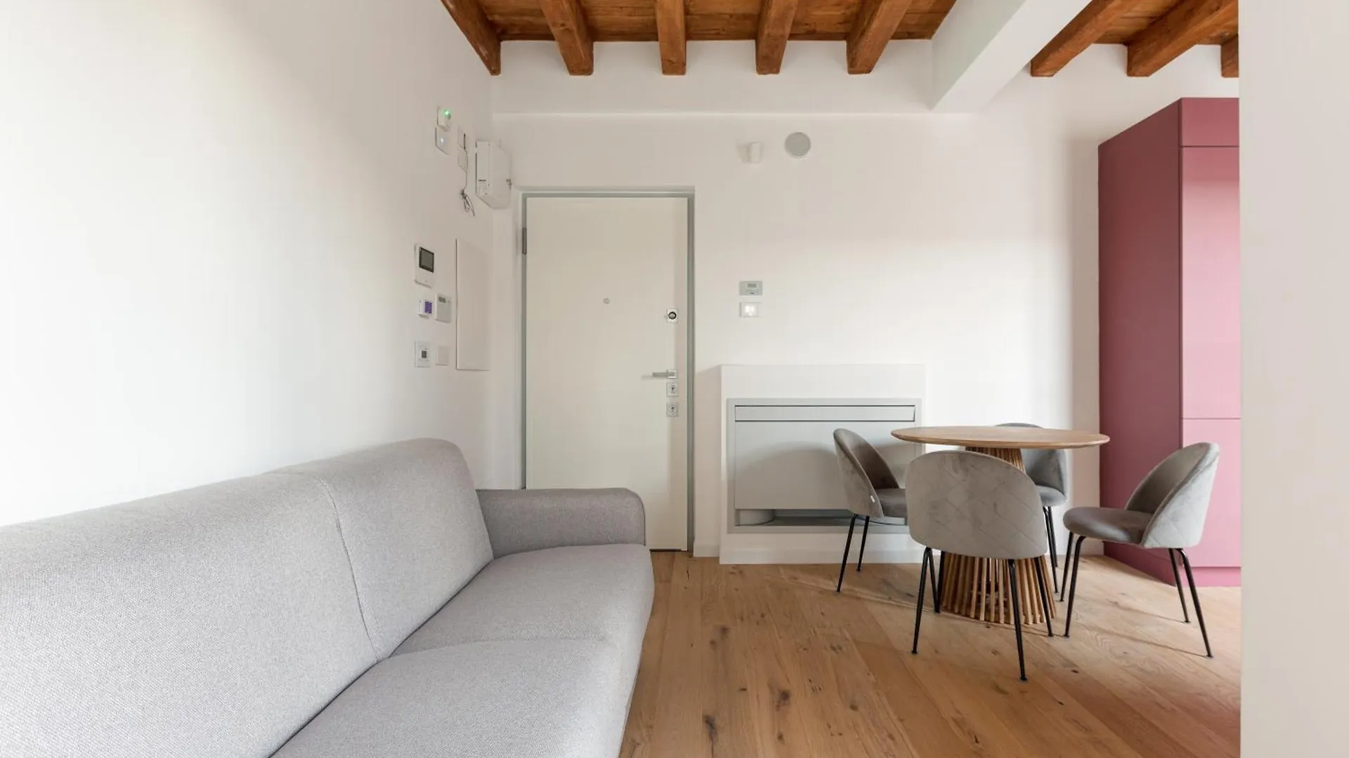 Modern Apartment In Milan With Balcony 0*,