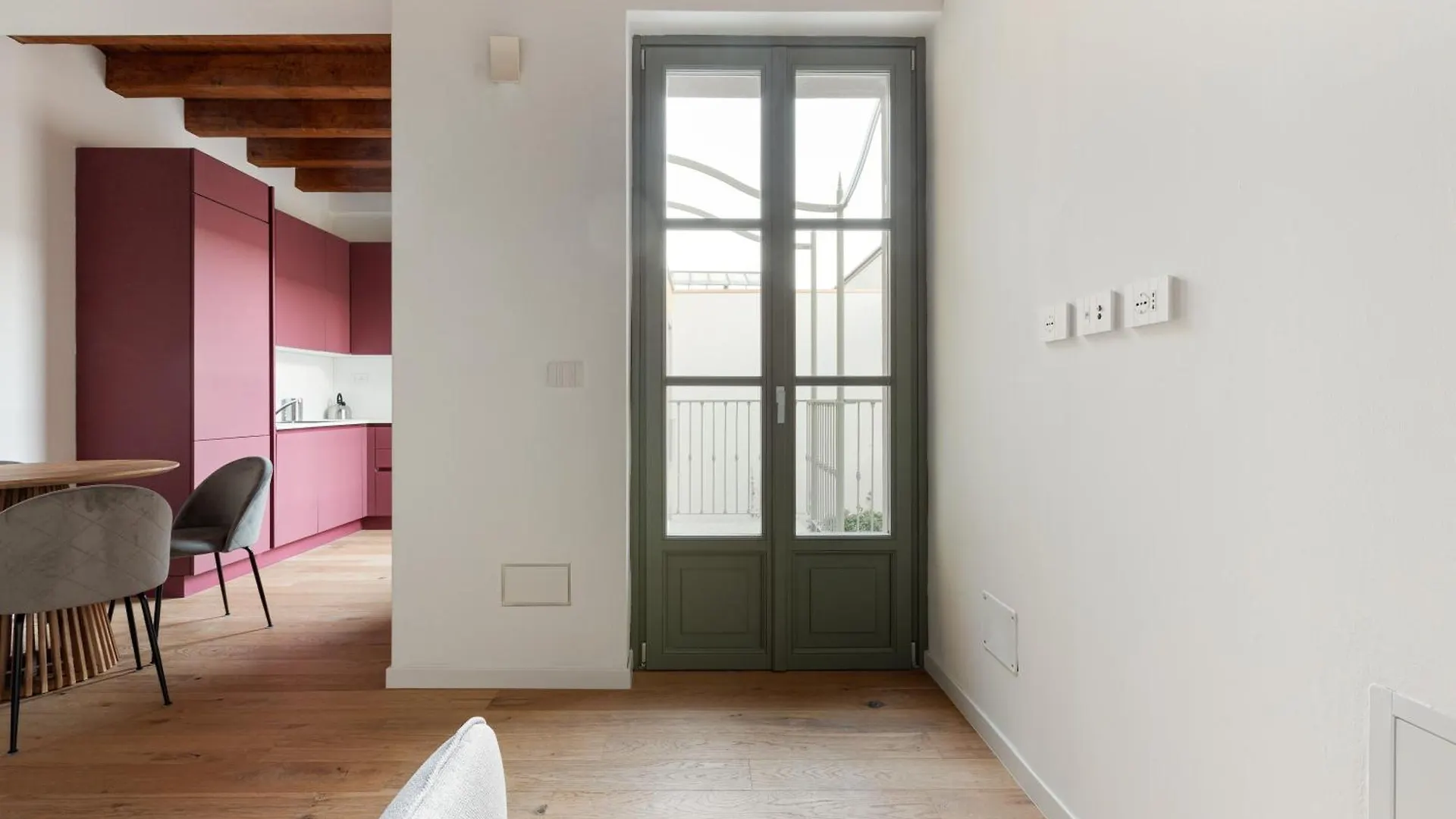 Modern Apartment In Milan With Balcony 0*,