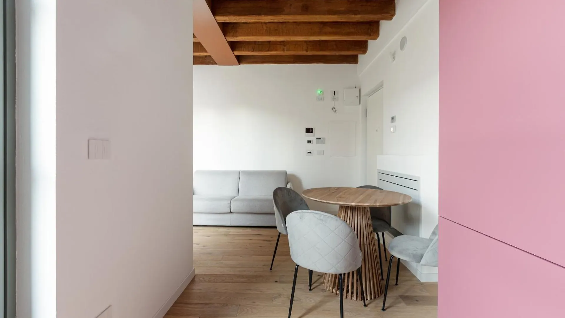 Modern Apartment In Milan With Balcony