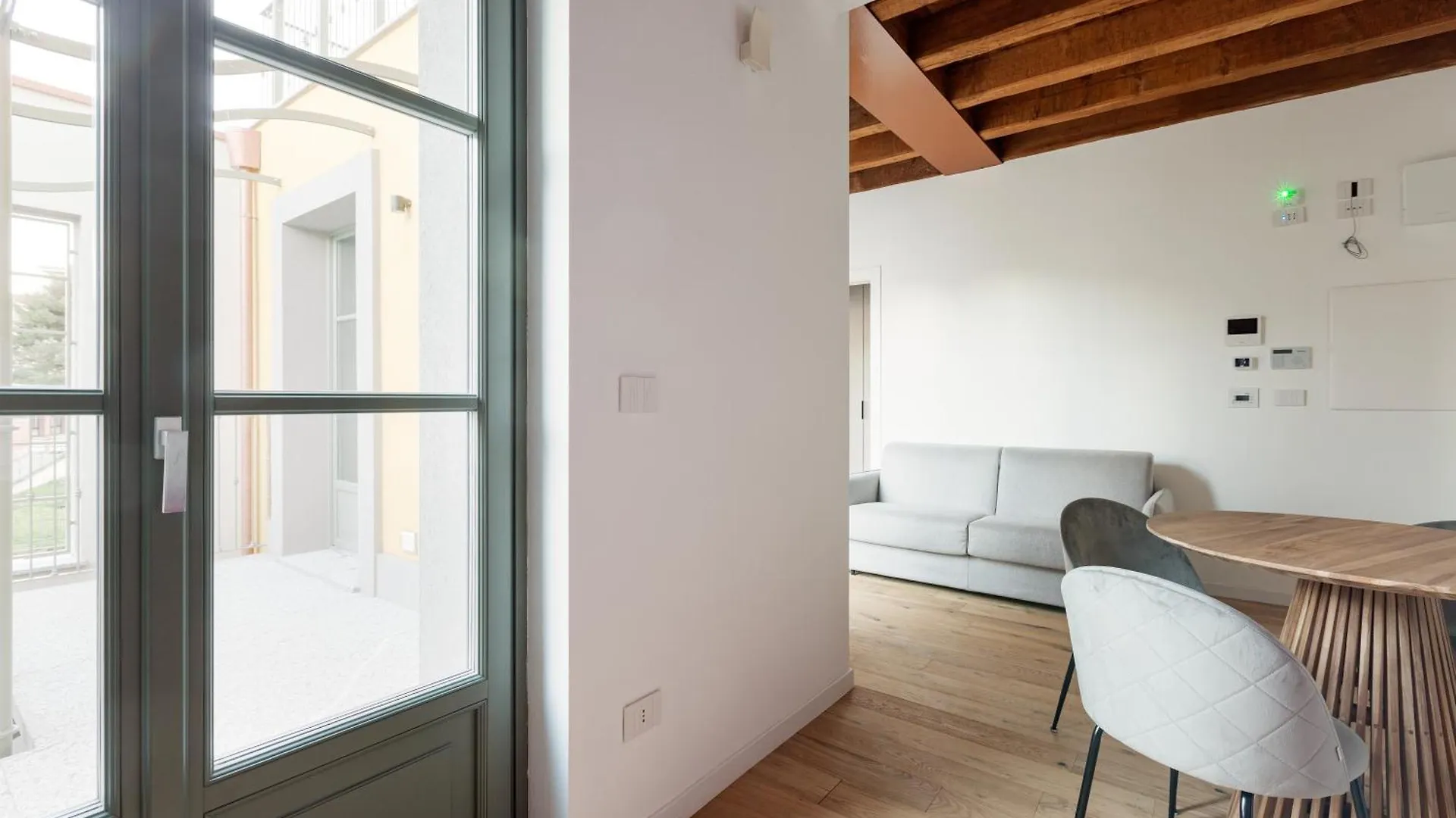 Modern Apartment In Milan With Balcony