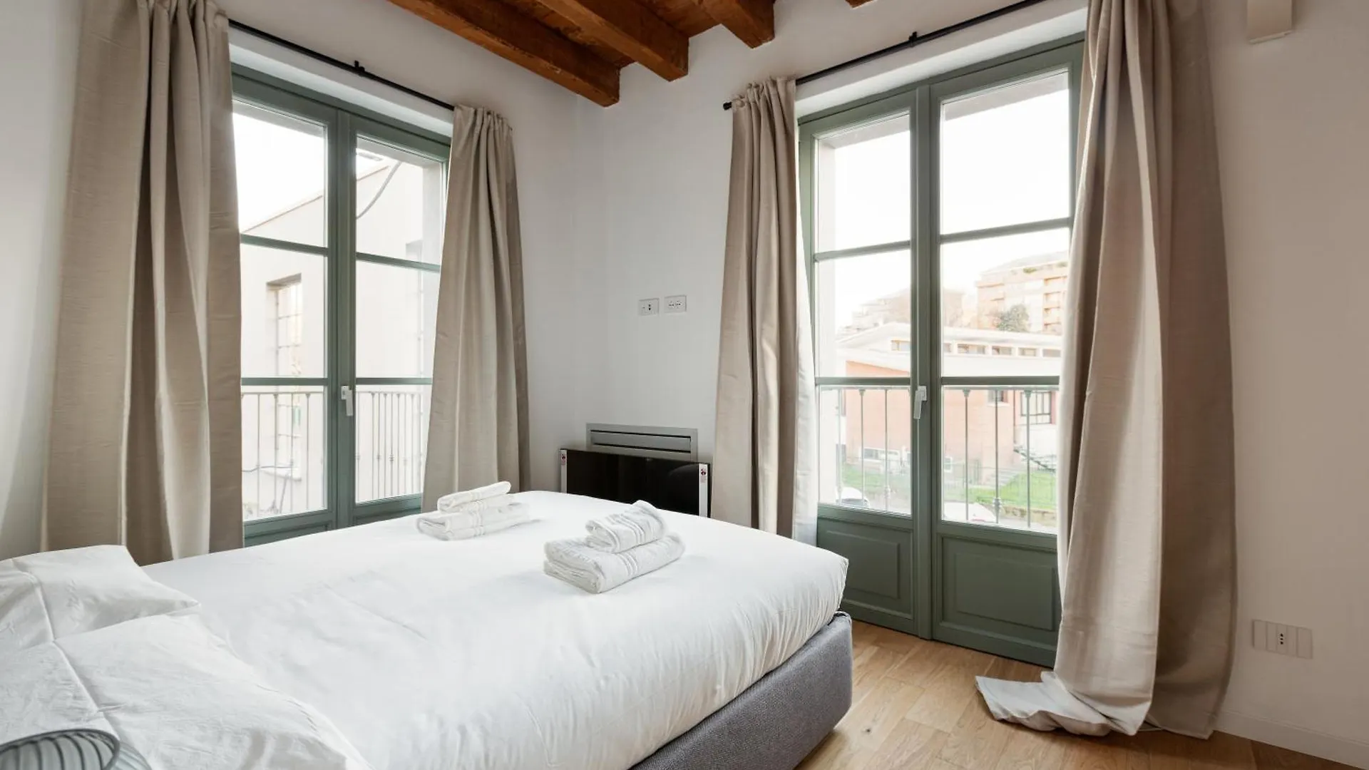 Modern Apartment In Milan With Balcony